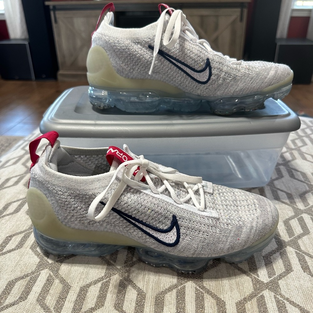 Women’s Nike Flyknit VaporMax size 9